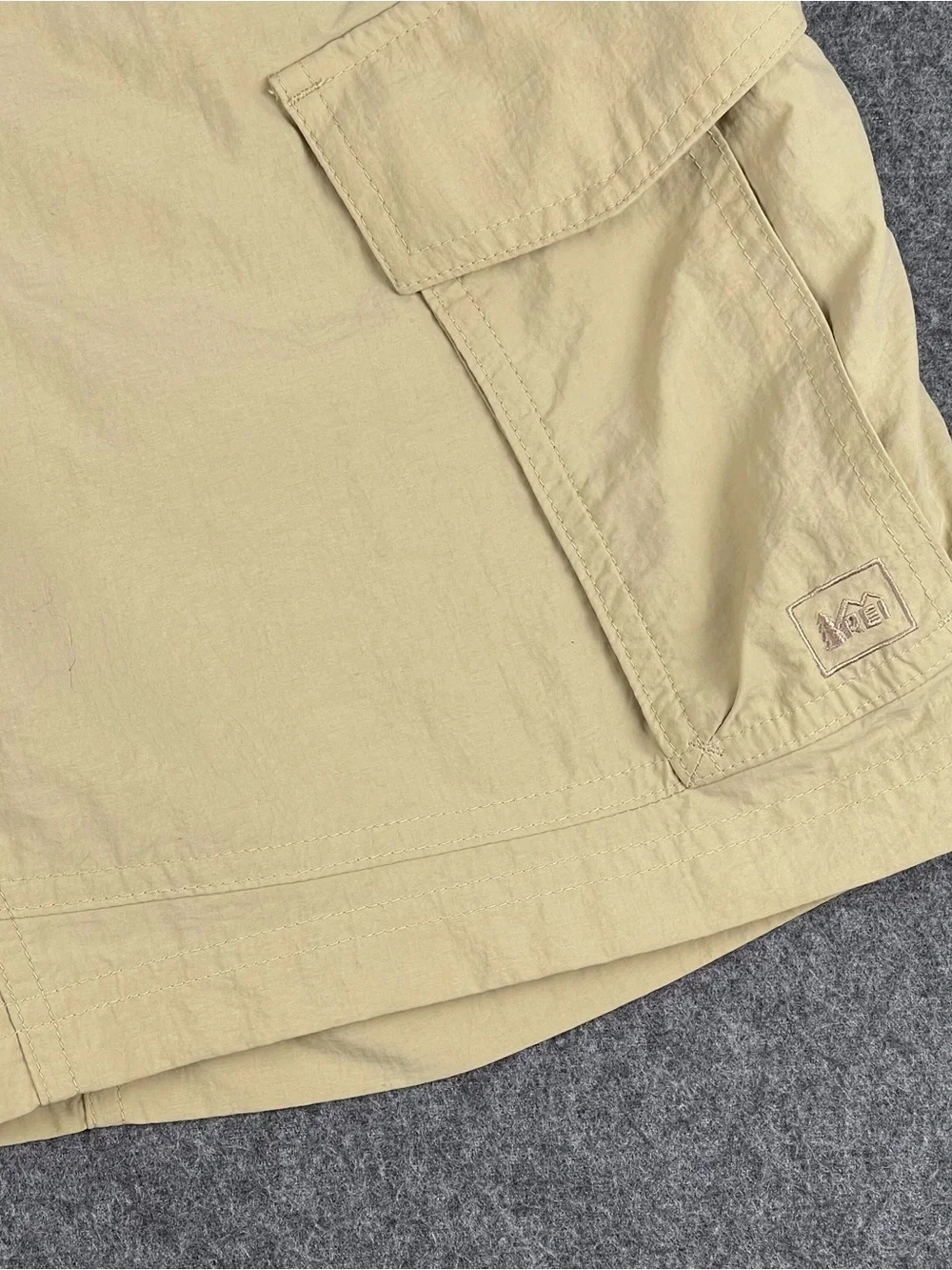 REI Shorts Mens M 30x9 Tan Sahara Cargo Shorts Hybrid Hiking Camping Quick Dry